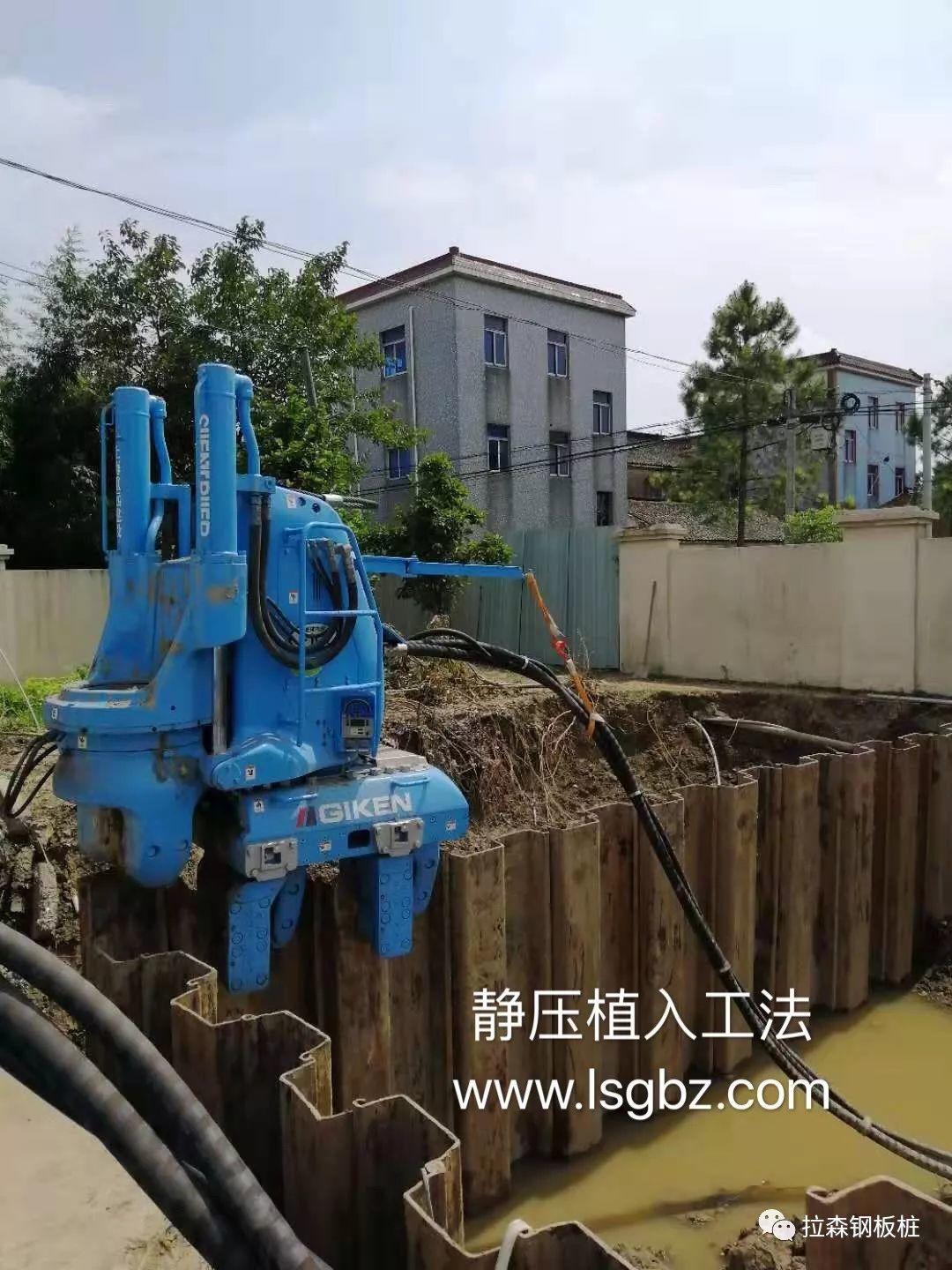 正文静压植桩机靠静压力植入钢板桩,没有强烈噪音和振动,不影响附近的