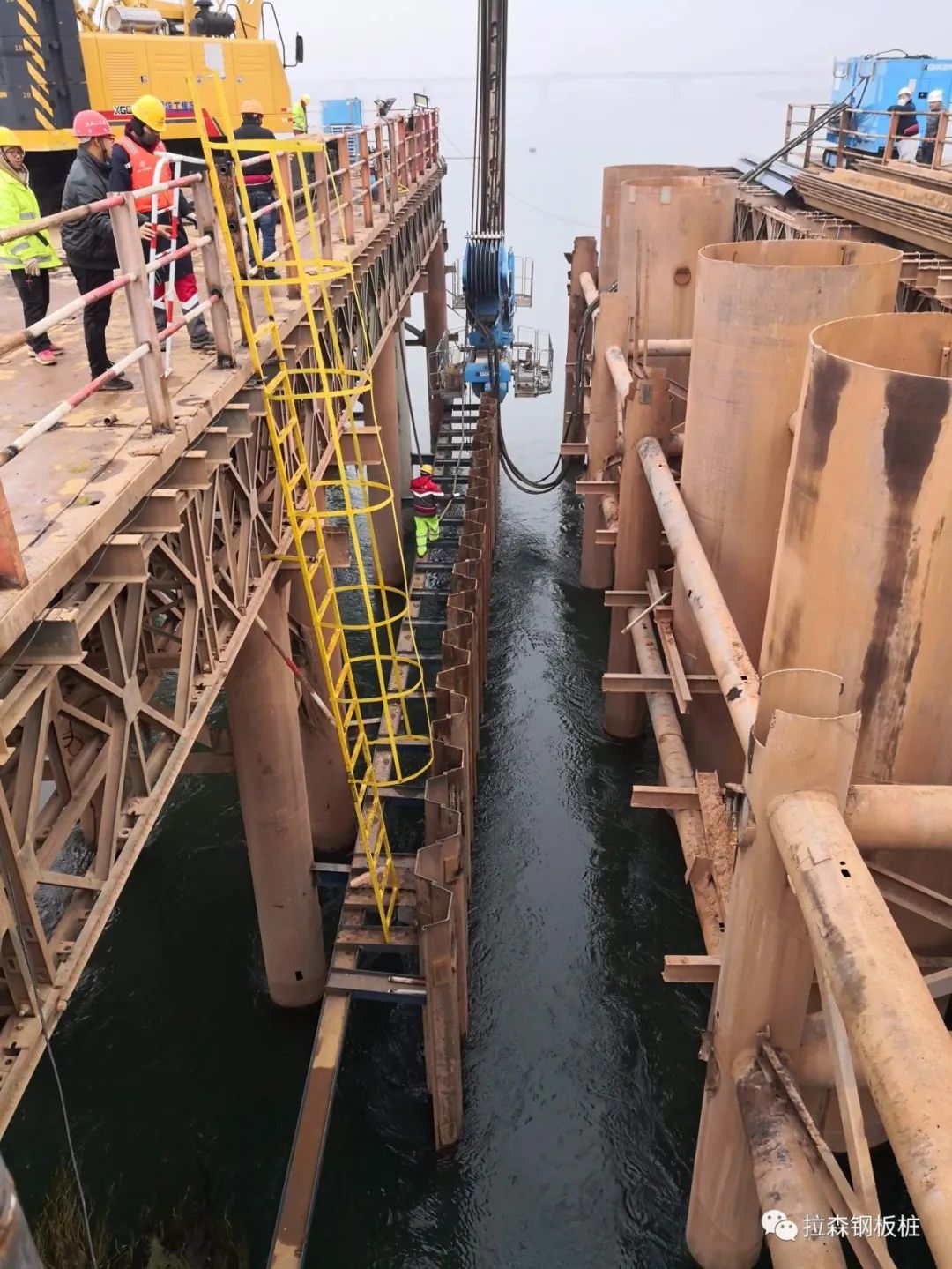 大直径卵石和致密砂岩地质下深水钢板桩围堰施工技术研究