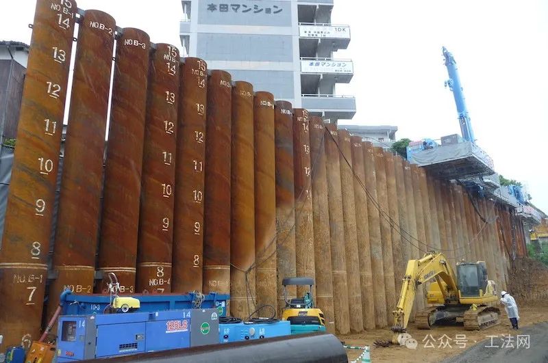 旋转压入工法案例-在陡峭的铁路堤上安装挡土墙