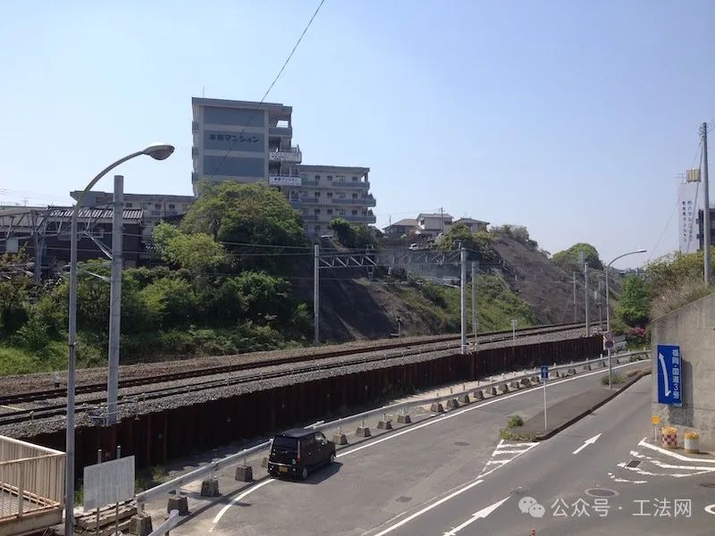 旋转压入工法案例-在陡峭的铁路堤上安装挡土墙