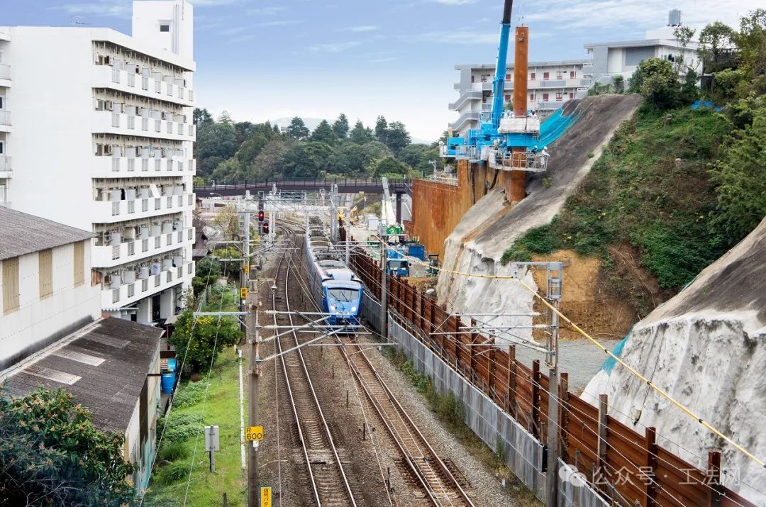旋转压入工法案例-在陡峭的铁路堤上安装挡土墙