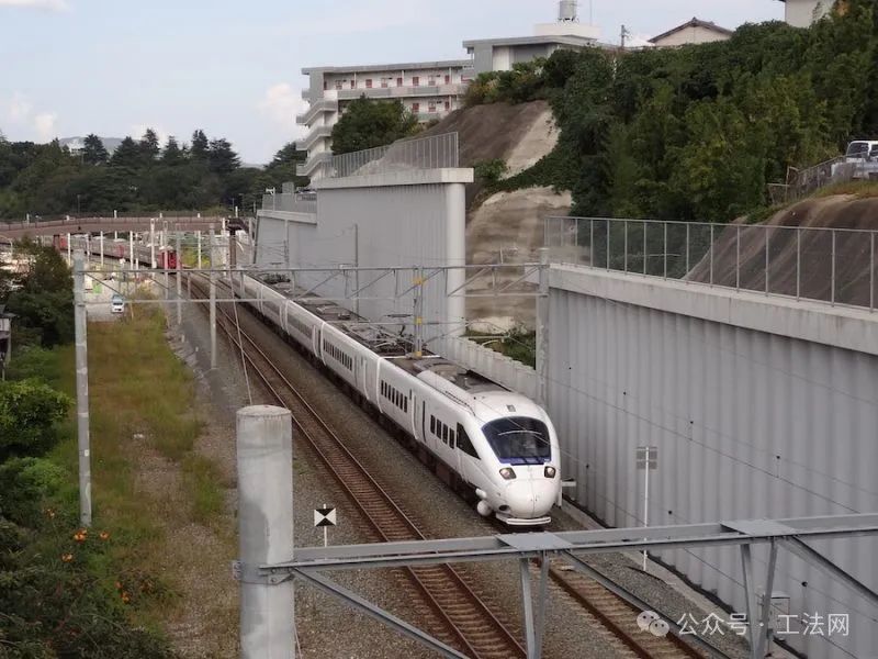 旋转压入工法案例-在陡峭的铁路堤上安装挡土墙